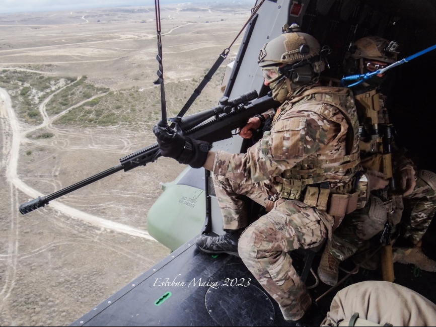 Operadores del MOE aprovecharon para probar también el sistema en ‘V’ de anclaje para el Barrett M82, compatible con ametralladoras medias (pero no pesadas) del helicóptero.