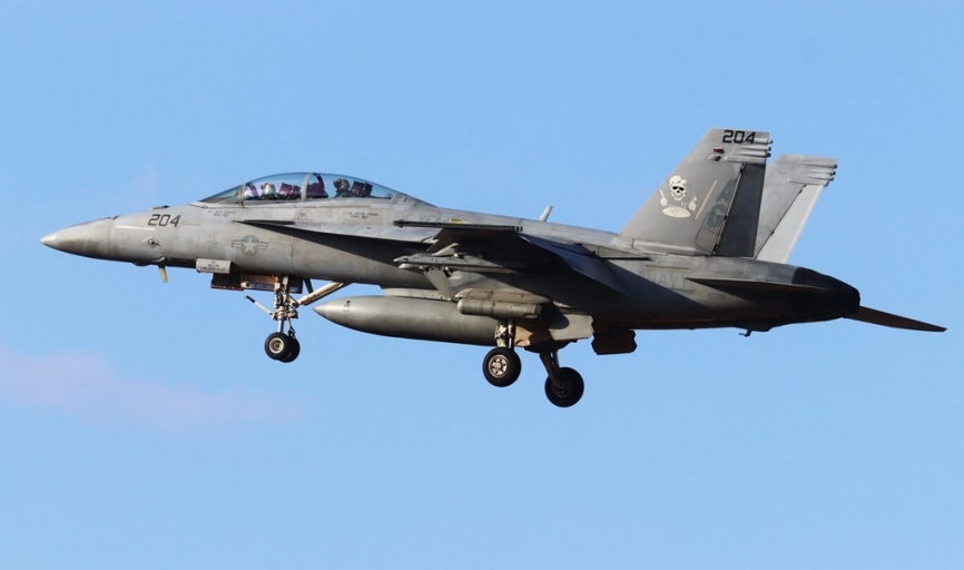 La US Navy desplegó 5 Súper Hornet, incluido este F/A-18F del VFA-103 “Jolly Rogers”.