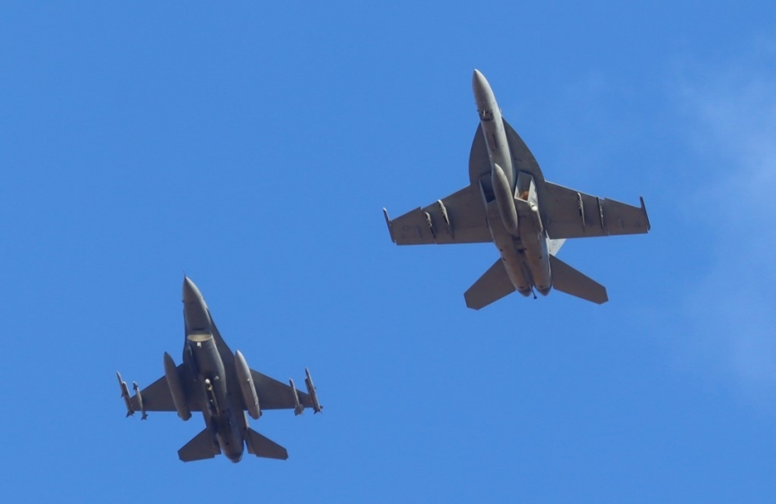 Un F-16 (izquierda) junto a un “Súper Hornet” realizando un inicial antes de aterrizar en Albacete.