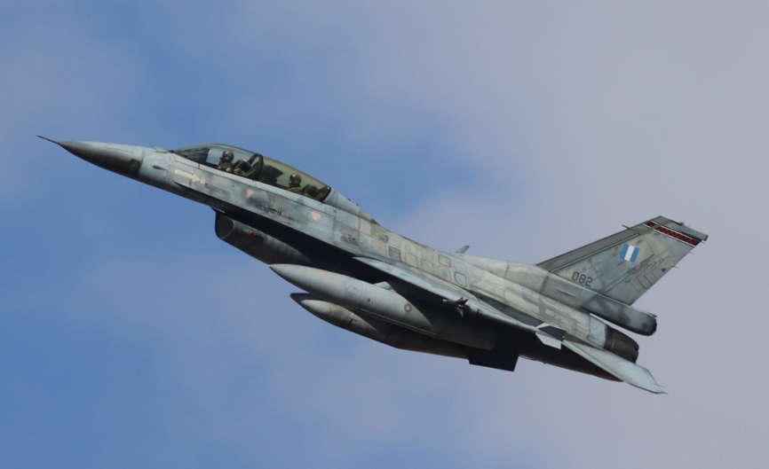 Un F-16D de la Fuerza Aérea de Grecia despegando de la base aérea de Albacete.