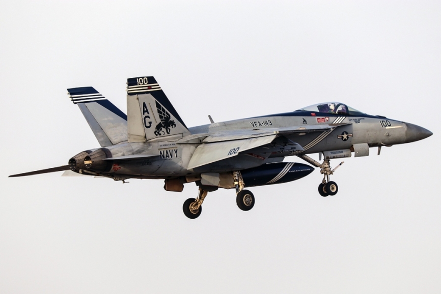 El otro avión presente con esquema de pintura en colores presente en este TLP, ha sido este F/A-18E del Jefe del Escuadrón VFA-143 "Pukin Dogs". (foto Rubén Galindo)