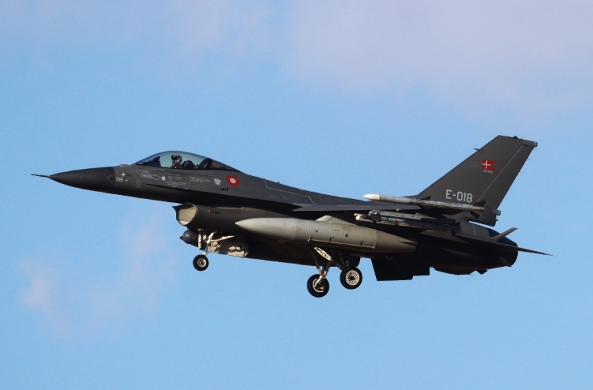 Uno de los F-16 de la Real Fuerza Aérea de Dinamarca con su nuevo esquema de pintura gris oscuro o “Have Glass Grey”.