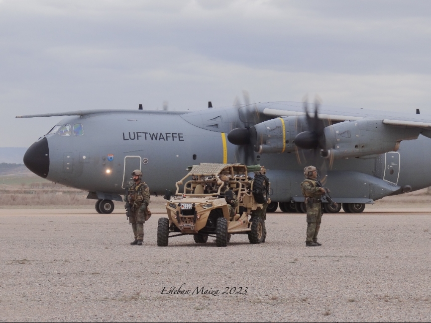Un A-400M de la Luftwaffe insertando un vehículo ‘Polaris’ bajo la protección de un equipo AMPT alemán.