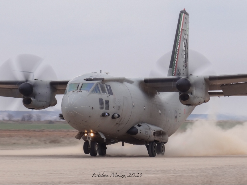 Un C-27J Spartan de la Aeronautica Militare ejecutando una toma de máximo esfuerzo.
