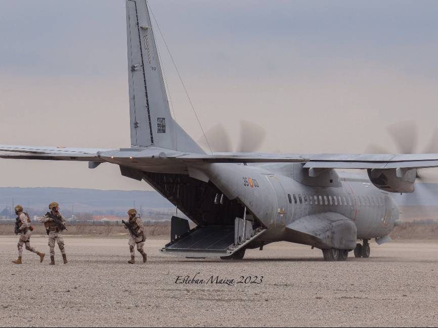 Un C-295 del Ejército del Aire operando en Ablitas mientras el AMPT del EADA asegura la zona.