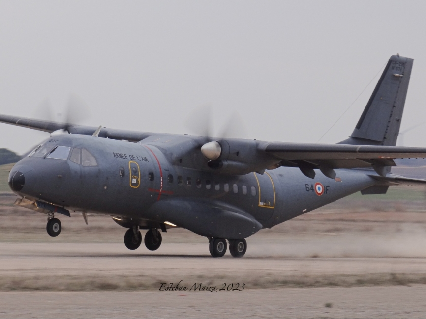 Un CN-235 del Armée de l’Air ejecutando una toma de máximo esfuerzo en pista de tierra.
