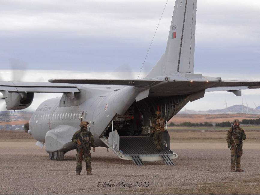 Un C-295 de la Força Aérea Portuguesa protegido por un AMPT alemán durante una misión de evacuación.