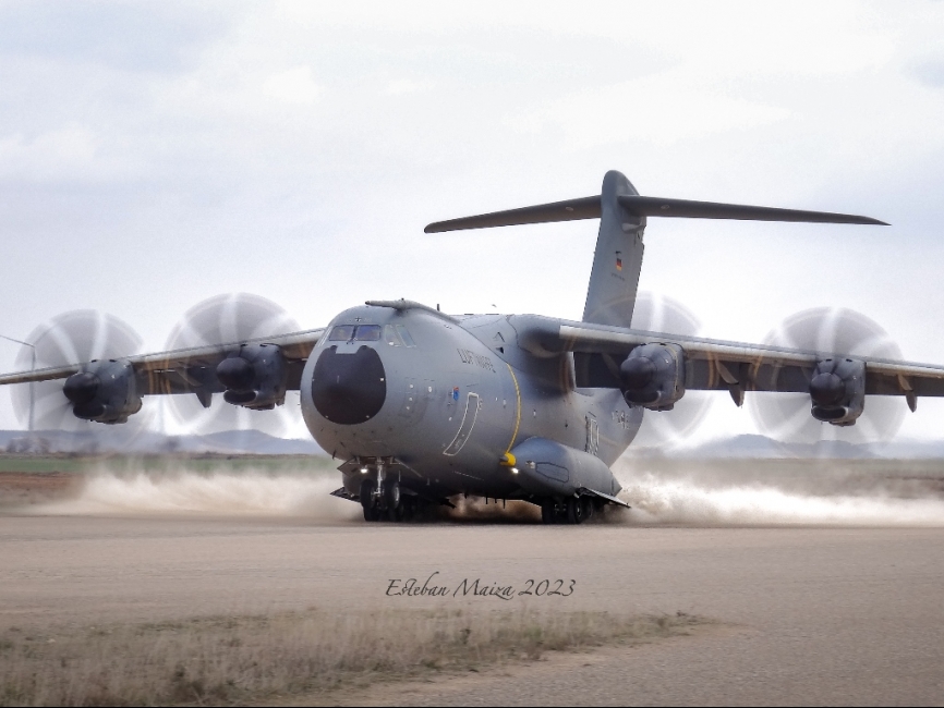 Un A-400M de la Luftwaffe ejecutando una espectacular toma de máximo esfuerzo.