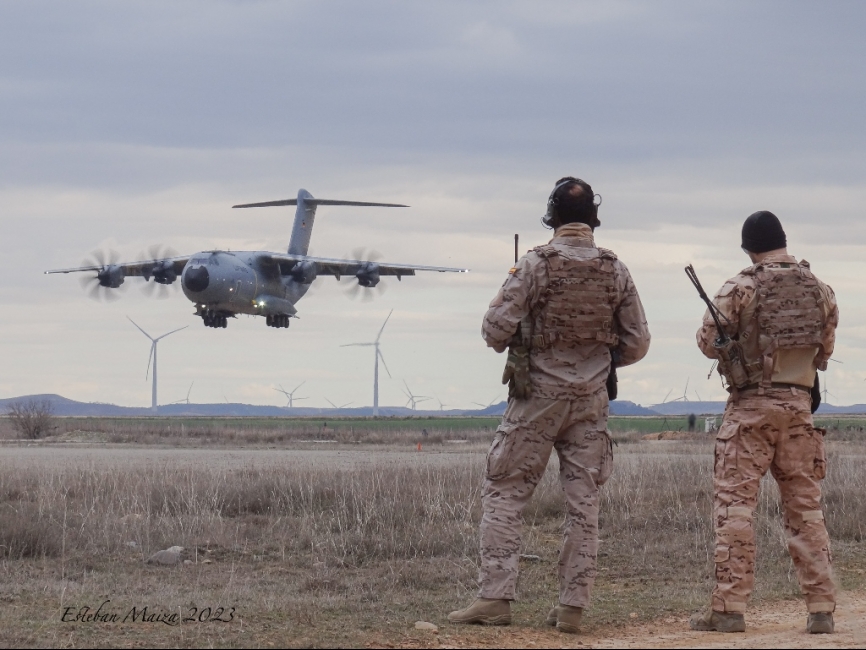 Controladores de combate del EADA supervisando la toma de un A-400M alemán.