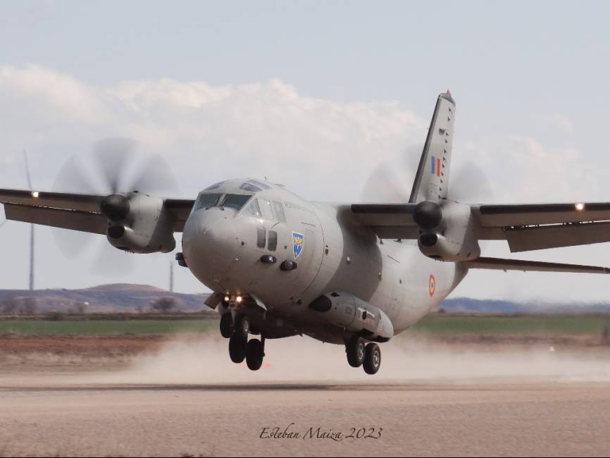 Un C-27J rumano durante una aproximación táctica sin aterrizaje.