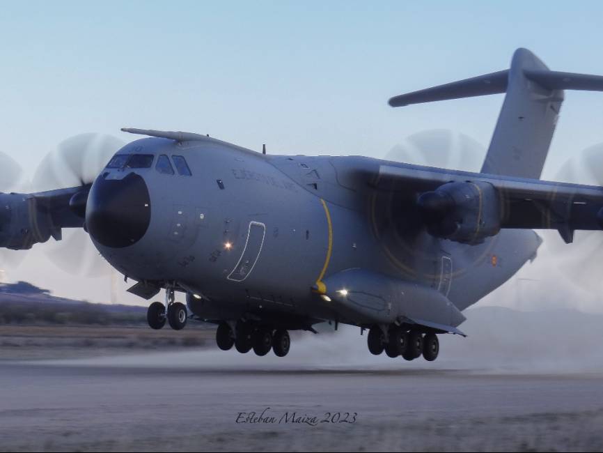 Un A-400M del Ejército del Aire a punto de aterrizar en pista de tierra.