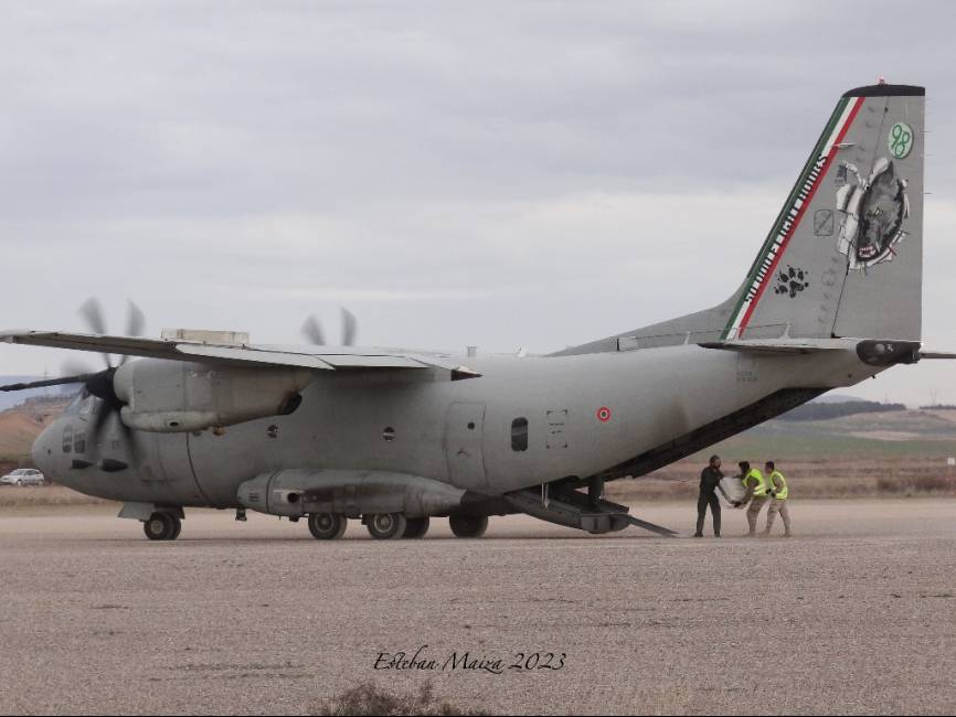 El C-27J italiano entregando una carga de alto valor como parte de su misión. Este avión tenía una librea especial en el estabilizador vertical.