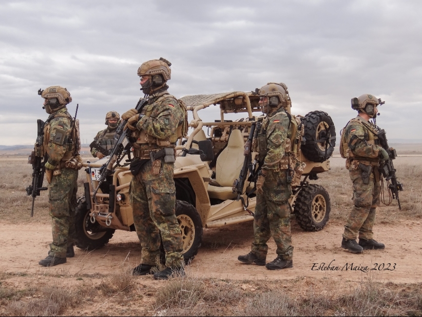 El Air Mobility Protection Team alemán junto a su vehículo ‘Polaris’ MRZR, protagonistas de muchas misiones del curso.