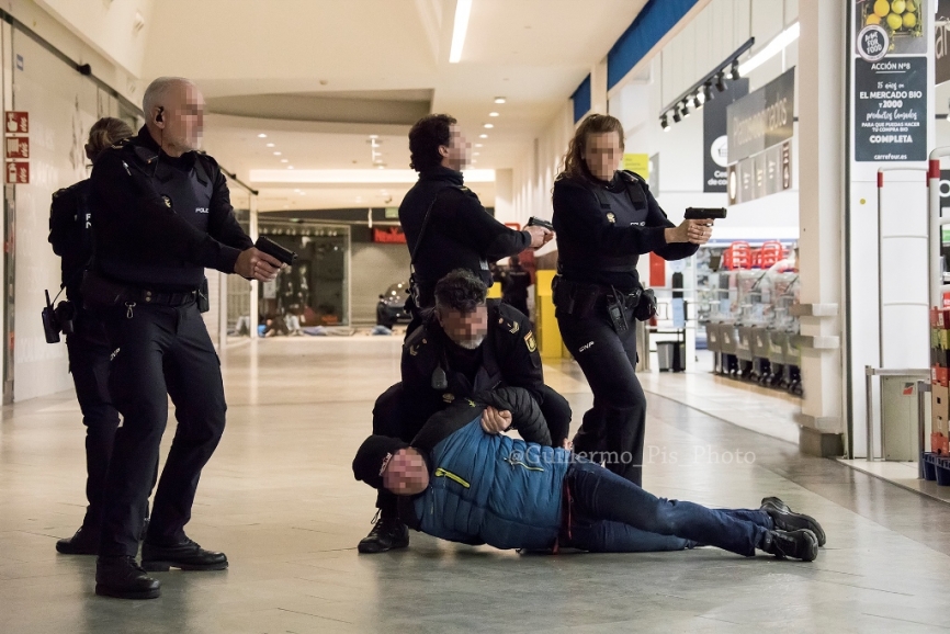Agentes del CNP de Ponferrada realizando la detención de uno de los agresores que ha depuesto las armas sin oponer resistencia.
