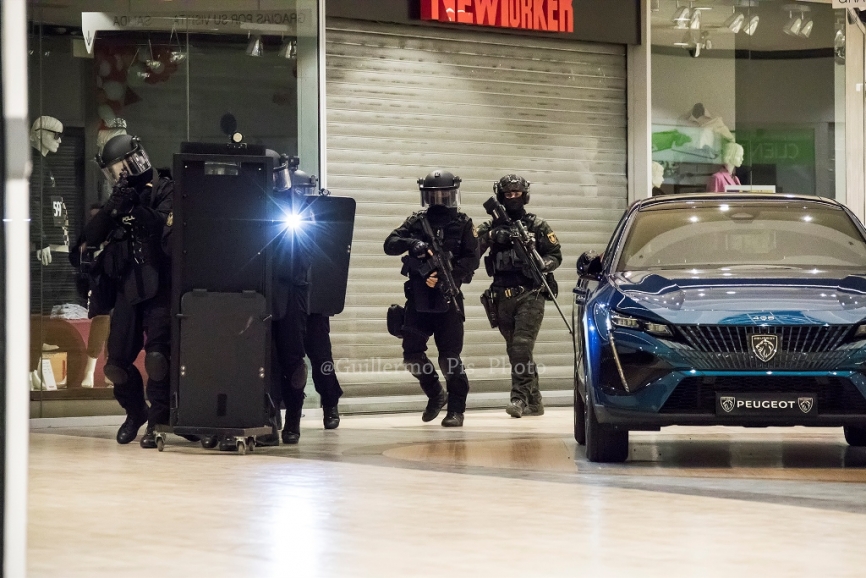 Tras comprobar que uno de los terroristas continua en el interior con posibles rehenes, son activados y desplazados hasta el lugar operativos del GOES y GEO (tomando este último el mando de la operación)