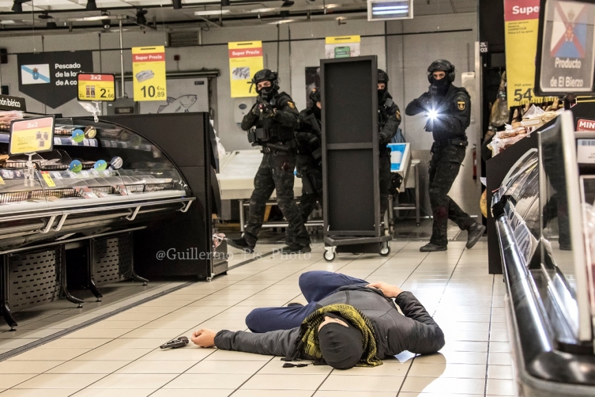 Agentes del CNP de Ponferrada realizando la detención de uno de los agresores que ha depuesto las armas sin oponer resistencia.