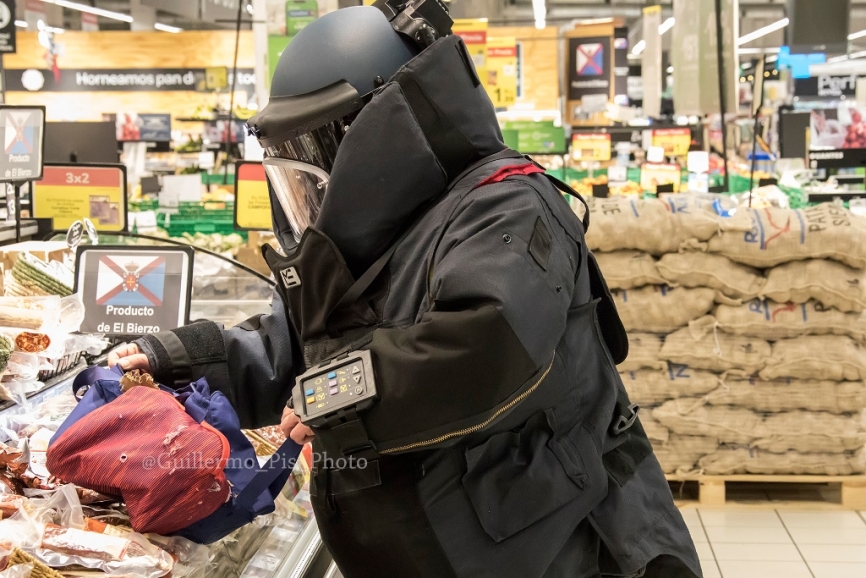 Miembro del TEDAX realizando una inspección visual tras una detonación controlada del artefacto.