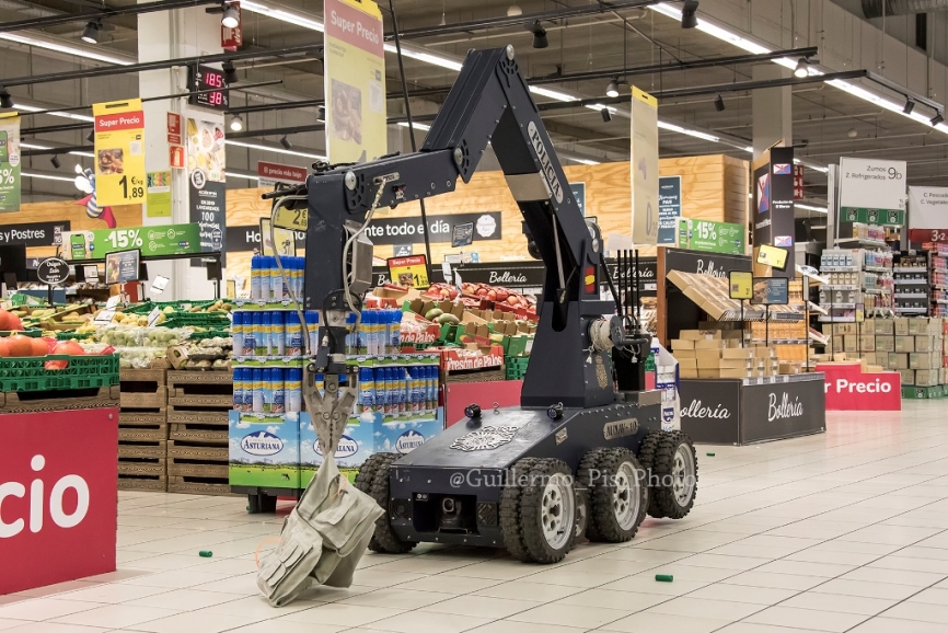 Uno de los medios utilizados por el TEDAX es el Robot AUNAV-10 que es controlado de forma remota y que cuenta con cámaras, una pinza de precisión y un cañón para destruir explosivos.