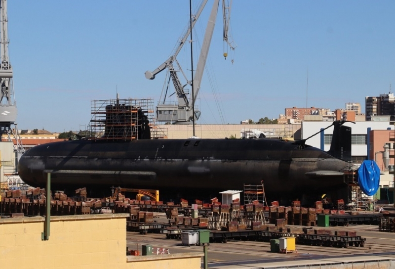 El submarino S-81 en la planta de reparaciones de Navantia, se aprecia su hlice perfectamente tapada, como es preceptivo. (Foto Julio Maz)