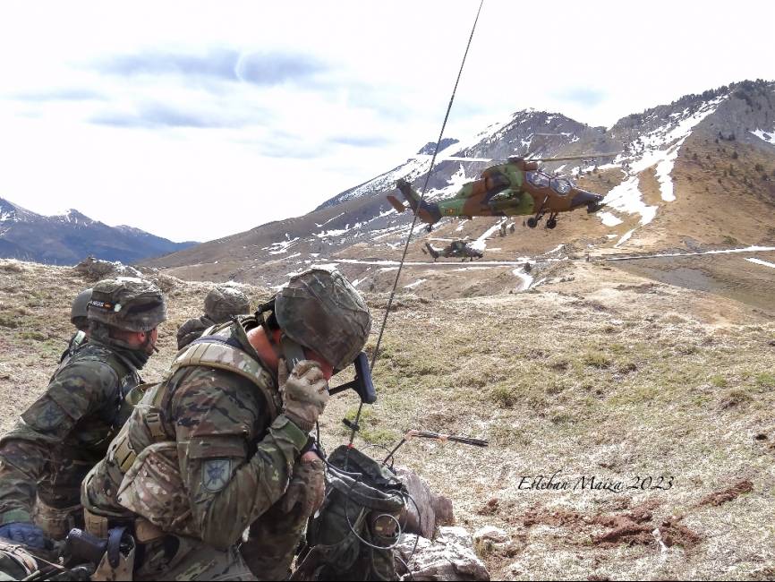 Un JTAC del RICZM 64 coordinando una acción de Close Air Support con dos helicópteros Tigre en una zona de alta montaña.