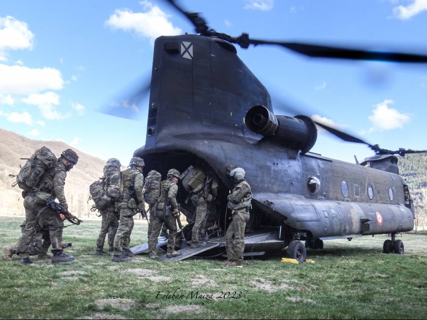 Tropas embarcando en un helicóptero ‘Chinook’ en los momentos previos a un helitransporte hasta una zona de operaciones.