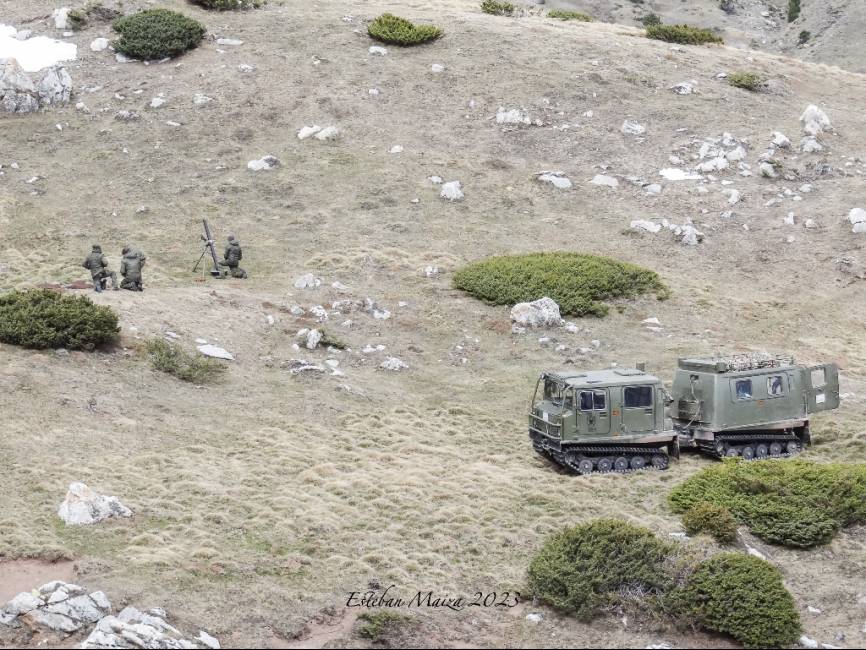 Un transporte oruga de montaña (TOM) utilizado para el desplazamiento en zonas montañosas y nevadas establecido en una posición desde la cual ejecutar fuego de morteros.