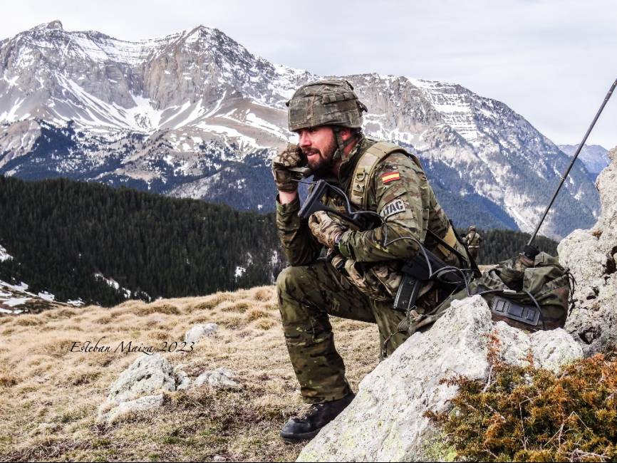 Un JTAC transmitiendo coordenadas de ataque por radio a los helicópteros ‘Tigre’ durante una acción de Close Air Support.