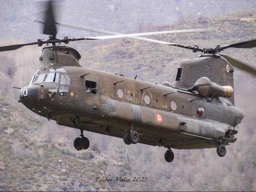 Uno de los pocos helicópteros ‘Chinook’ de la versión Delta que quedan operativos volando por la zona montañosa de Benasque.