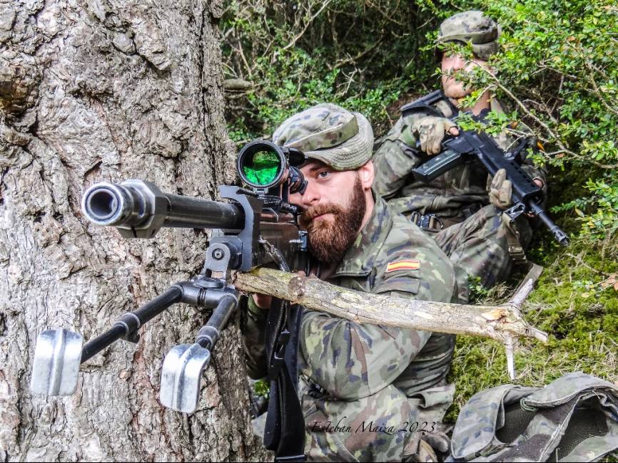 Un tirador de precisión con un fusil ‘Accuracy’ camuflado en una posición elevada desde la cual puede controlar los movimientos del enemigo.