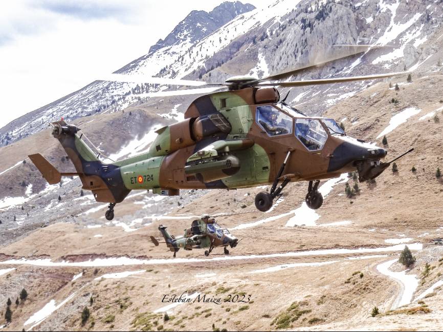 Los dos ‘Tigre’ en vuelo estacionario en una zona montañosa con la poca nieve que aún quedaba de fondo.