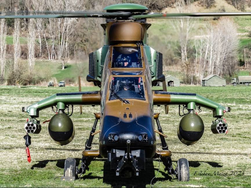 Un ‘Tigre’ visto de frente en los momentos previos al despegue para un vuelo de reconocimiento en patrulla con otros helicópteros.