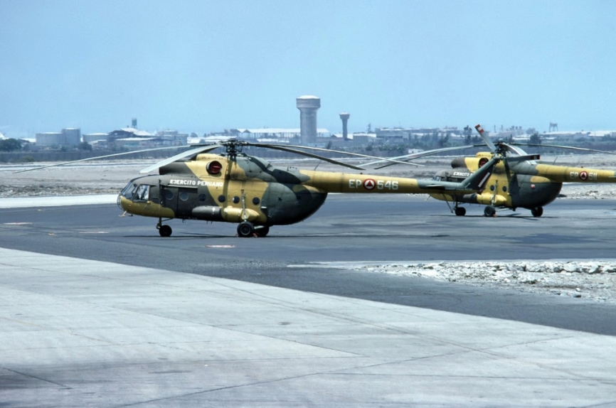 Dos Mi-8T Hip C en el Aeropuerto Internacional “Jorge Chavez” en 1977.