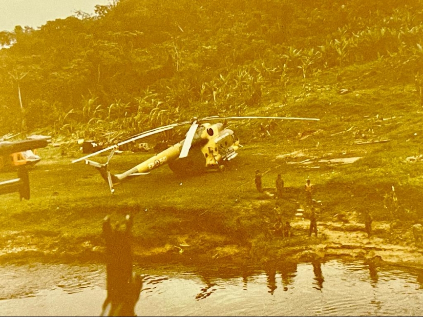 Un Mi-8T Hip C repostando en el PV Comainas durante el Conflicto de Falso Paquisha en 1981.
