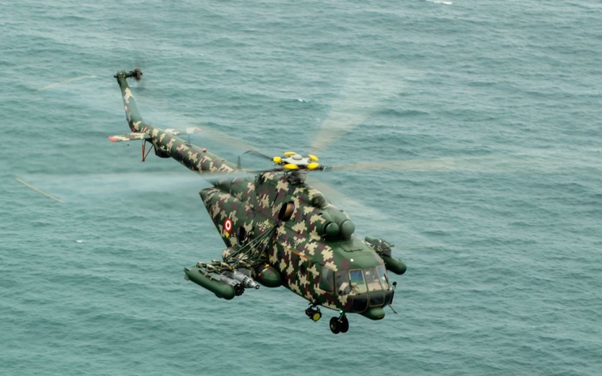 Mi-171Sh-P Hip H en un vuelo a baja altura sobre el litoral costero.