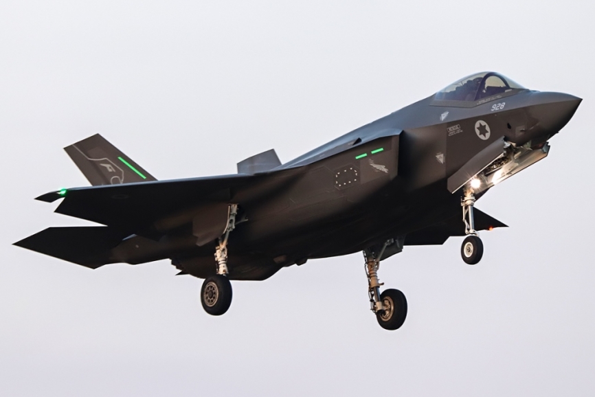 Los aviones de Israel llegaban a la base andaluza con las últimas luces del día 29 de marzo. (Foto Rubén Galindo)