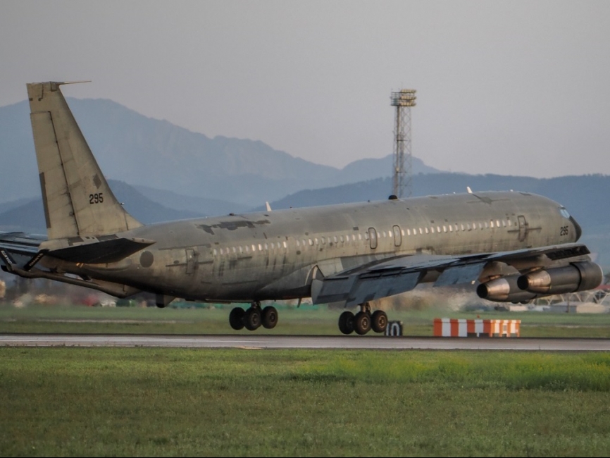 A pesar de la veteranía, y el mal aspecto de algunos, los Boeing 707 son todavía un eficaz medio, como han demostrado en esta misión. (Foto José Antonio Almarza)