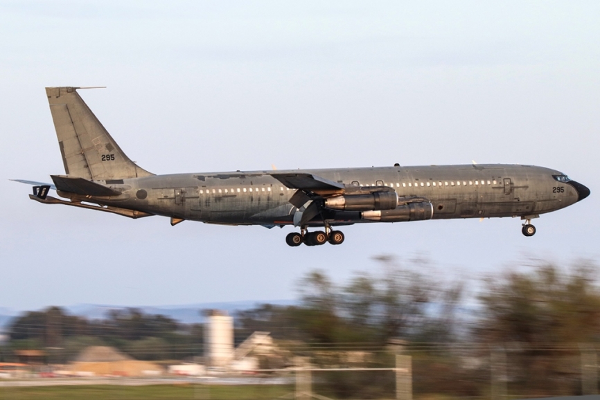 Es habitual que los 707 de la Fuerza Aérea y Espacial de Israel lleven borradas las marcas de nacionalidad. (Foto Rubén Galindo)