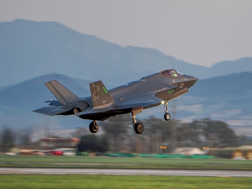 Uno de los F-35I aterrizando en Morón, desde operan los Eurofighter del Ala 11 del Ejército del Aire y del Espacio. (Foto José Antonio Almarza)