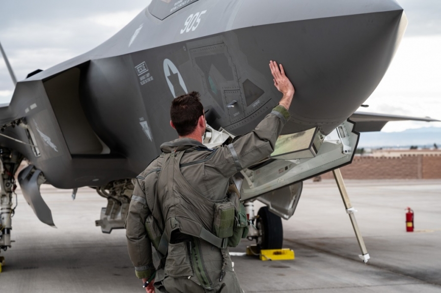 Uno de los pilotos israelíes realizando la prevuelo de su F-35I, un aparato de 5ª generación como se aprecia en sus líneas. (Foto USAF)