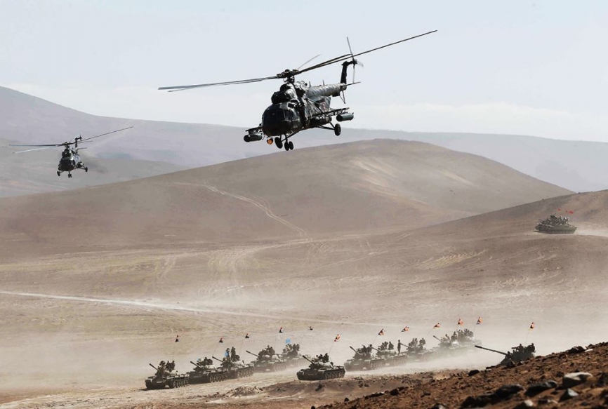 Dos Mi-171Sh-P Hip H brindado cobertura a una columna de carros de combate T-55 y baterias antiaéreas Zu-23-4 Shilka.