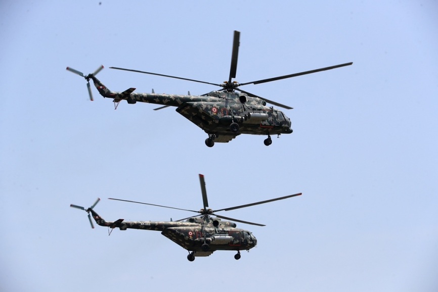 Un par de Mi-171Sh-P Hip H en vuelo.