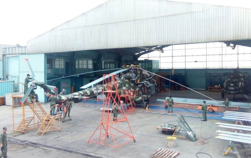 El Batallón Especializado de Mantenimiento Aeronáutico (BEMAE) dando mantenimiento menor a nivel de línea a un Mi-171Sh-P.