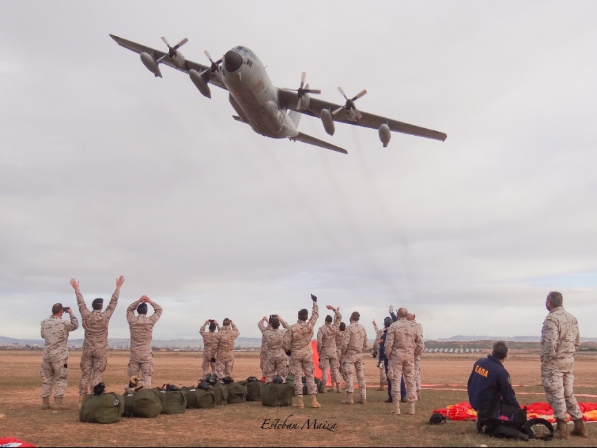 Un KC-130H del Ala 31 efectuando una pasada de despedida sobre el aeródromo militar de Ablitas mientras paracaidistas del EADA se despiden de él tras efectuar el último lanzamiento paracaidista de la historia desde un Hércules español, el 30 de diciembre de 2020.