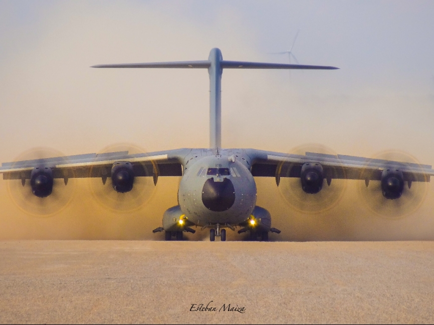 Un A-400M del Ala 31 metiendo reversa con sus cuatro motores para frenar durante una toma de máximo esfuerzo en pista de tierra.