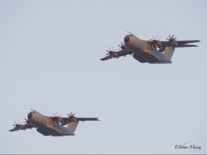 Los últimos dos A-400M del Ala 31 que participaron en la misión de evacuación de Kabul llegando a la base aérea de Zaragoza en inicial, el 28 de agosto de 2021.