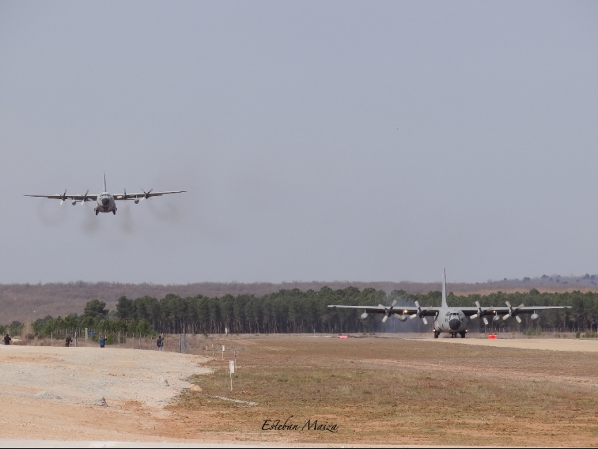 El Hércules matrícula 07 aterrizando en el aeródromo de Garray escoltado por el 01, en la que fue oficialmente la última vez que Hércules españoles surcaron los cielos, 29 de marzo de 2021.