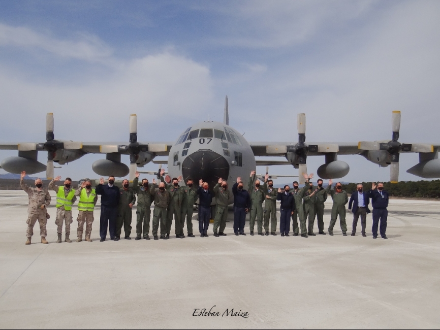Las tripulaciones encargadas de efectuar el último vuelo de Hércules con otros componentes del Ala 31 saludando, en el día que se cerró la historia del Hércules en España.