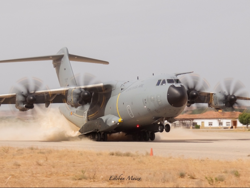 Un A-400M tomando tierra con fuerza en una pista de tierra durante una de sus primeras sesiones de tomas de máximo esfuerzo.
