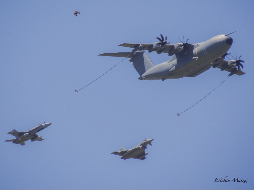 Un TK.23 volando con un EF-18 y un Eurofighter simulando una operación de reabastecimiento en vuelo.