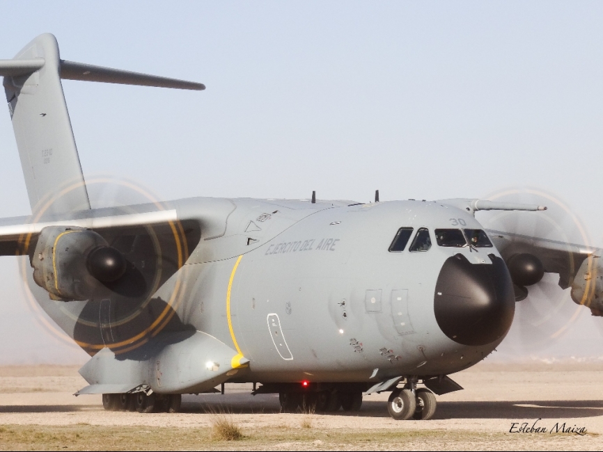 Un A-400M operando en pista de tierra durante un ejercicio de tomas de máximo esfuerzo.
